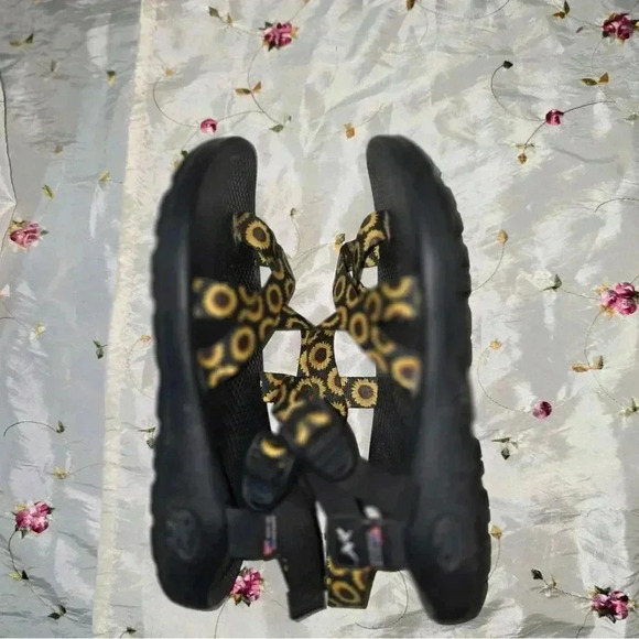 Sunflower 🌻 Chacos sz 9 - Picture 6 of 7